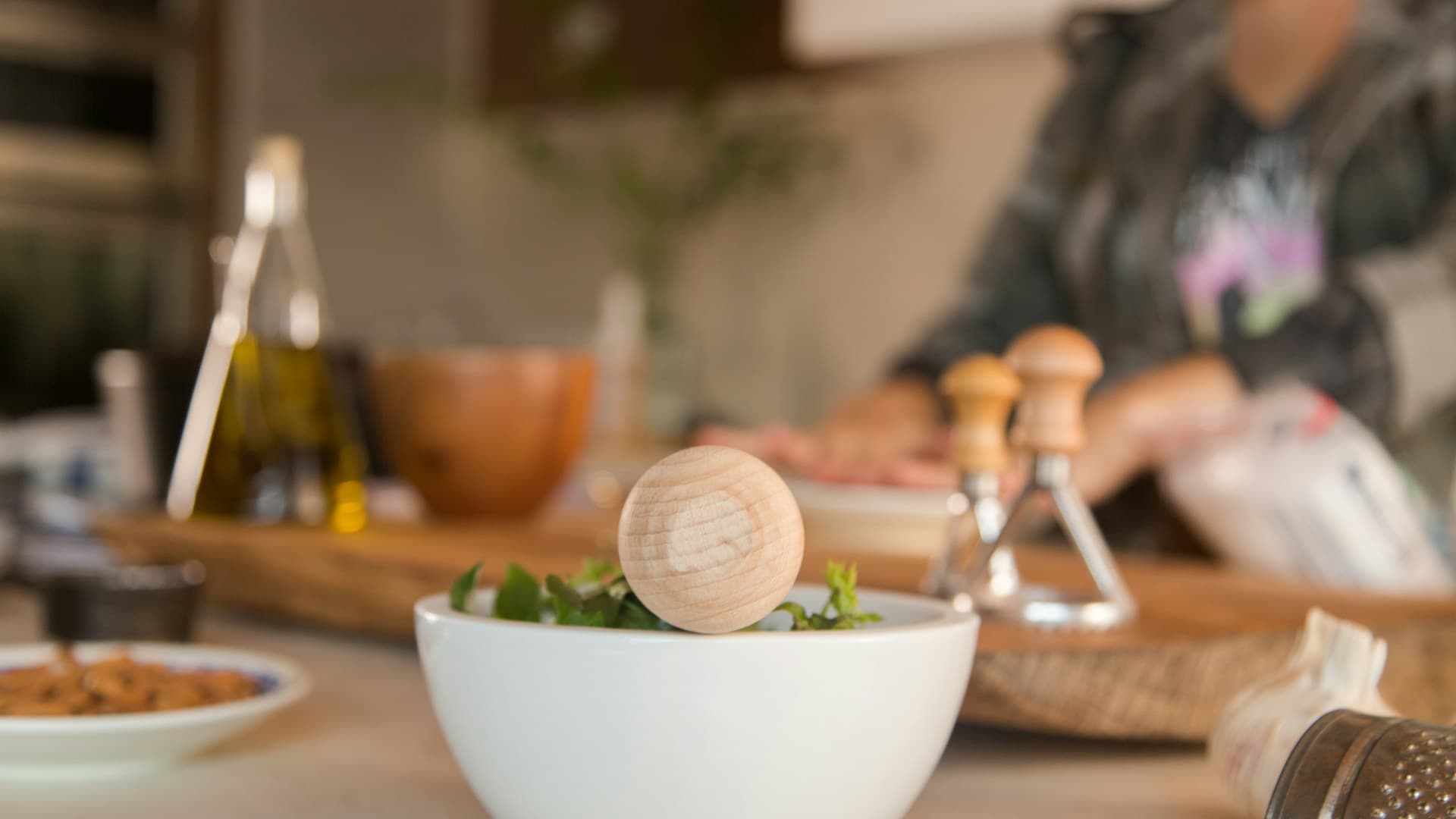 salad dressing bowl