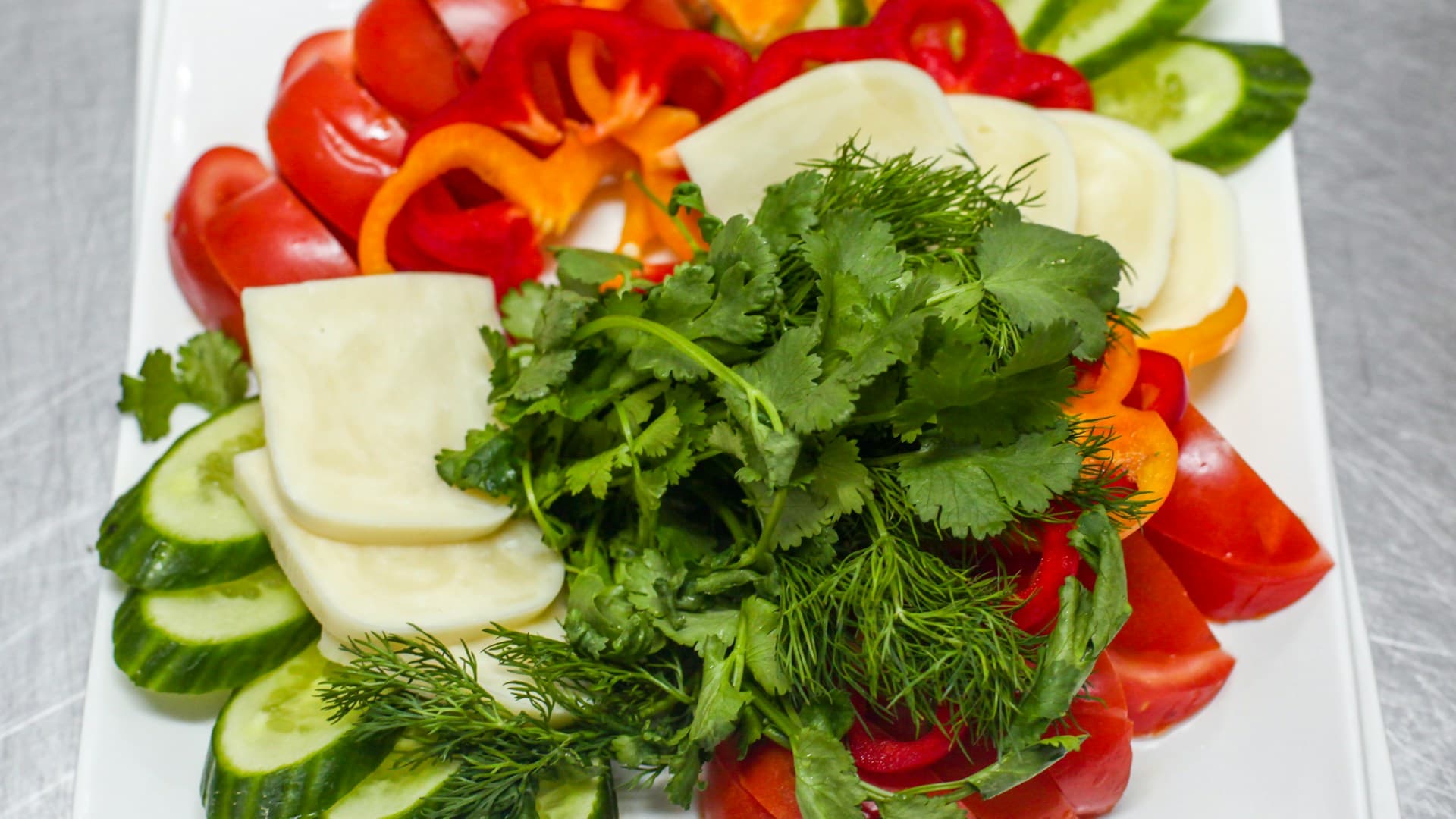A diagram showing the Mediterranean plate method with half vegetables, a quarter protein, and a quarter carbohydrates.